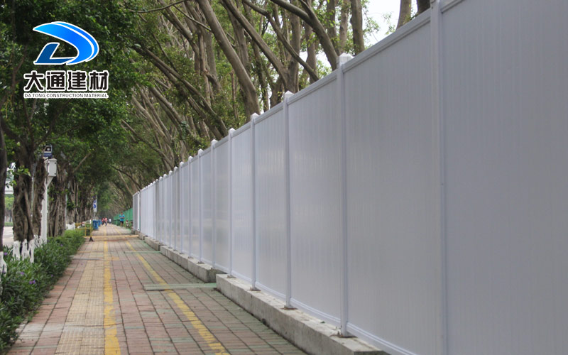 深圳大通建材有限公司，安裝PVC施工圍擋對(duì)建筑工地有哪些好處?